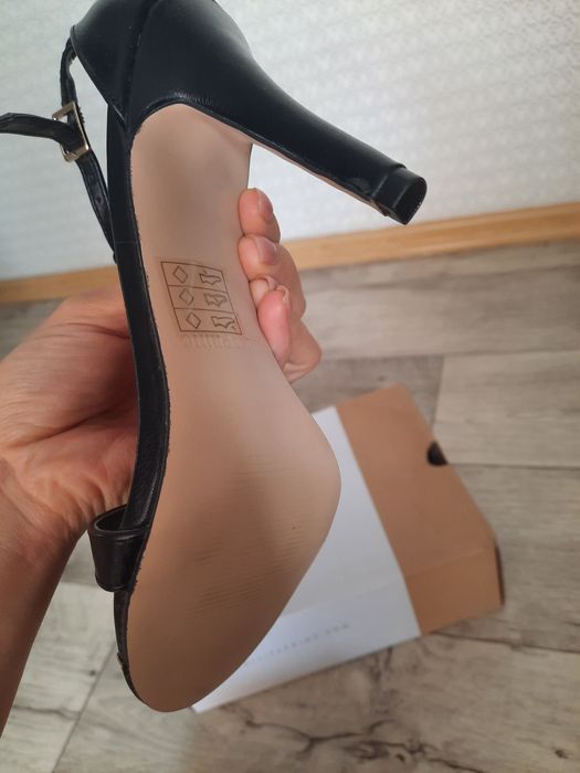 Продам босоножки  новые