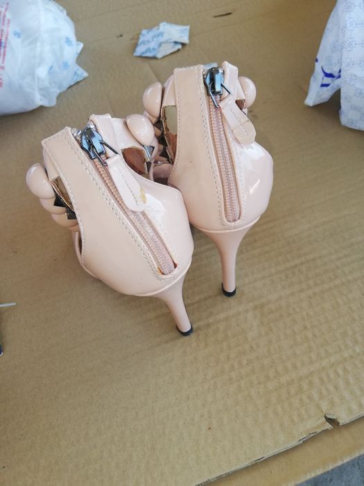 Босоножки на каблуках