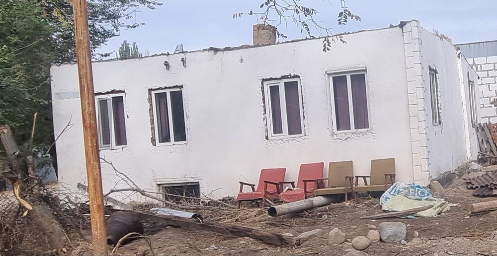 Ескі үйді бұзу / Разбор деревянного дома в Есике