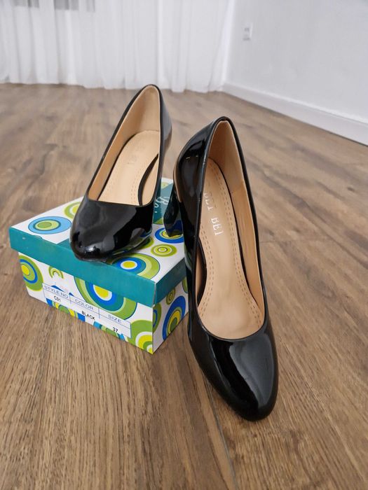 Pantofi negri lăcuiți