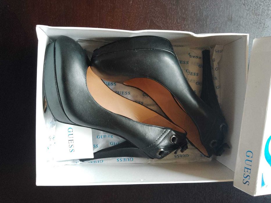Pantofi superbi Guess originali din piele naturala, marimea 38!