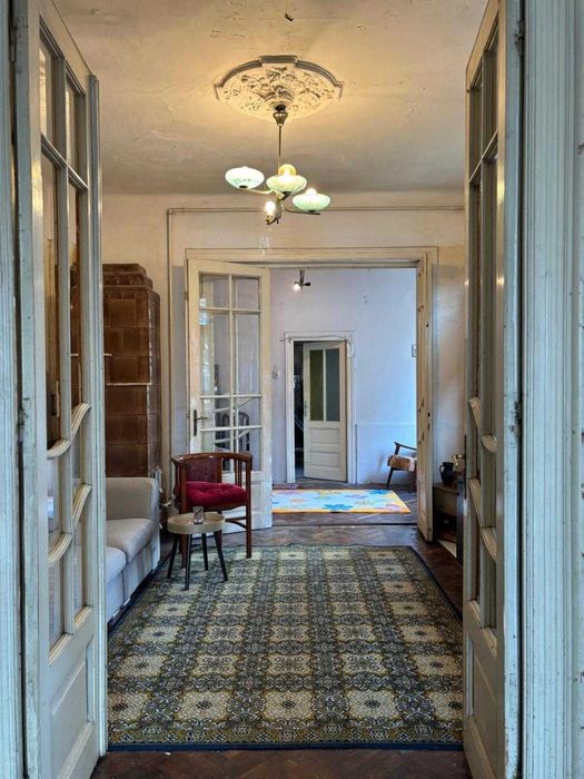 Închiriez casa cu 3 camere si curte de 90 mp