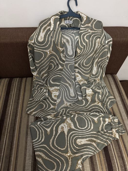 Женский костюм. С брюками.