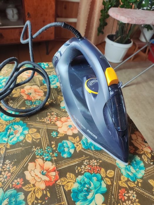 Утюг Philips DST7060 — 3000Вт, мощный паровой удар, SteamGlide