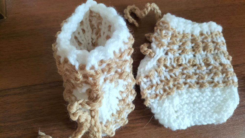 Продам детскую вязанную безрукавку и пинетки. Новая.