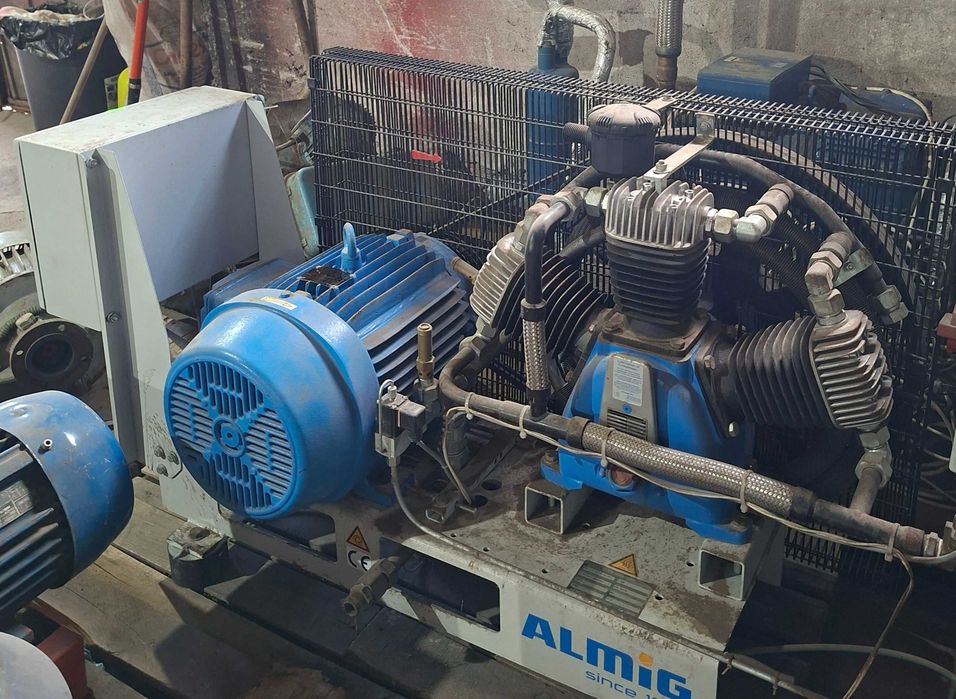 Продавам компресорМарка: ALMiG Kompressoren (Германия)Година на производство: 2014 г.Максимално налягане: 40 bar (високо налягане)