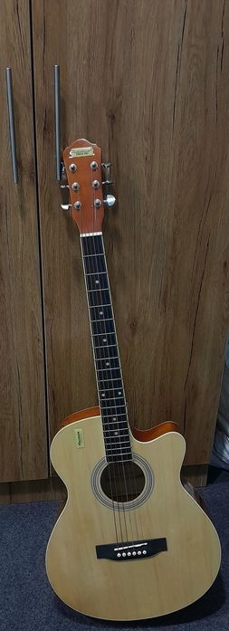 Acoustic gitara holati yangi