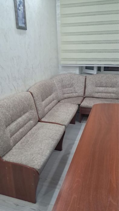 Продает стол стульями