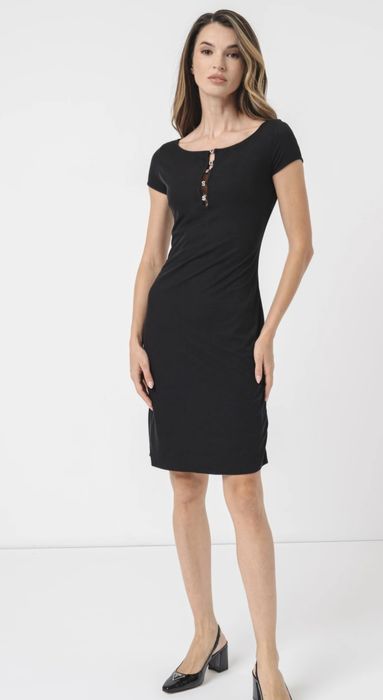 Guess елегантна  рокля по тялото