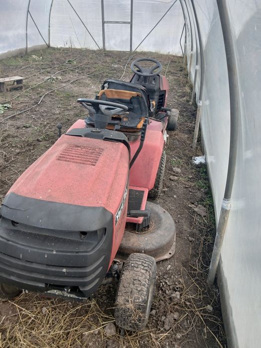Vând două tractorașe de tuns iarba, perfect funcționale
