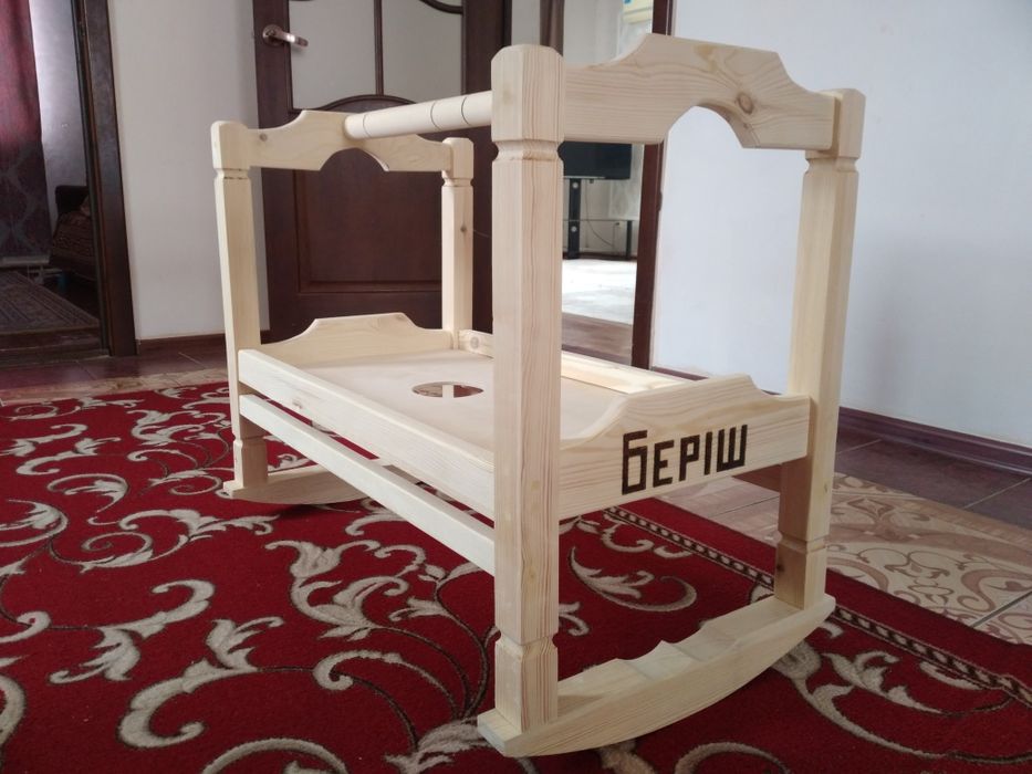 Бесік ағаштан жасалған