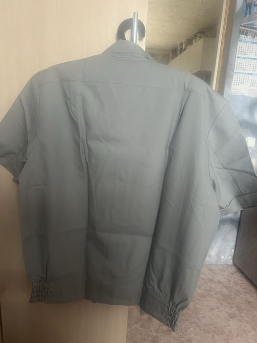 Рубашка с коротким рукавом.