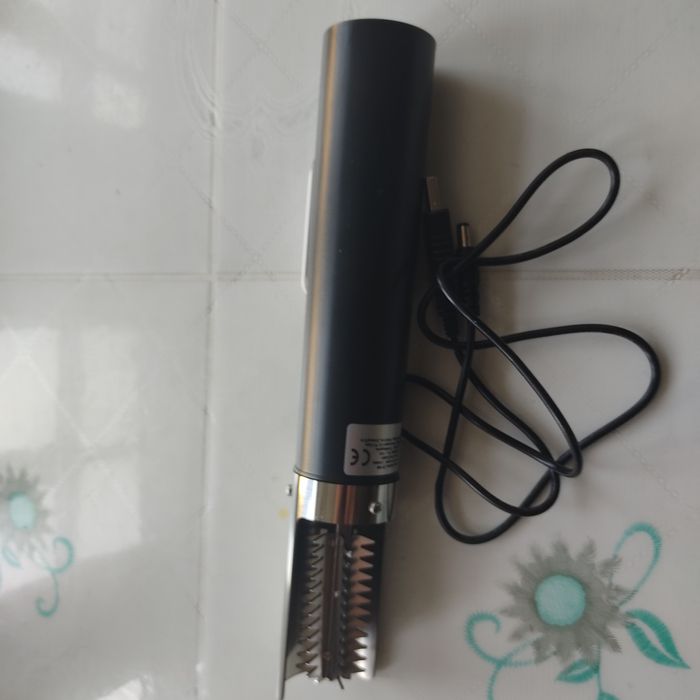 Инструмент для чистки чешуи у рыбы.