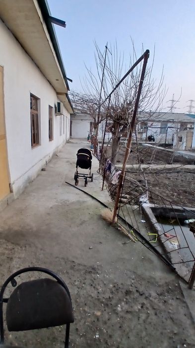 Hovli sotiladi. Shahar propistka. Maktab, bogʻcha yaqinida.