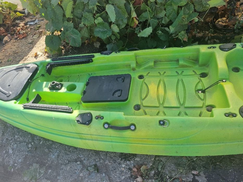 Vând  caiac.stare bună.culoare verde.