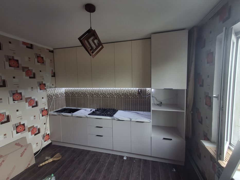 Кухонные гарнитуры, столы, шкафы