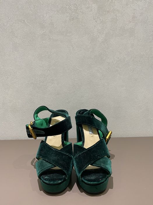 Каблук бархатные босоножки Prada