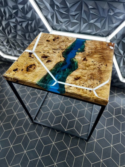 Маса от естествено дърво и епоксидна смола