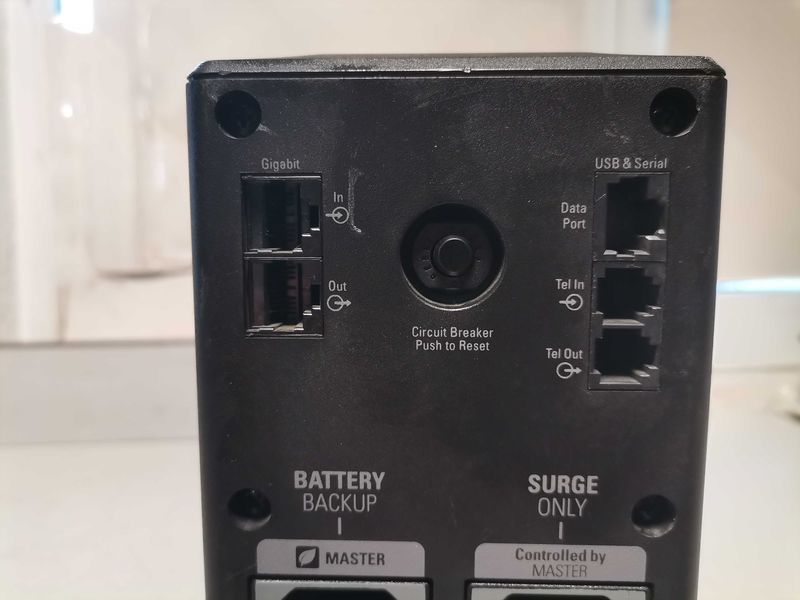 UPS APC Back-UPS Pro 900