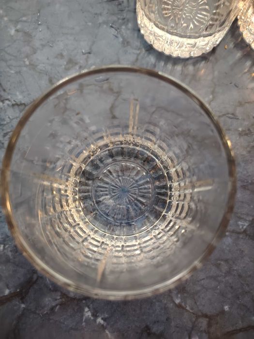 Различни видове стъклени чаши нови