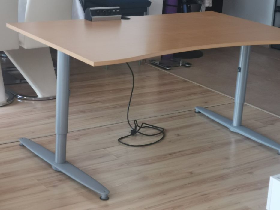 Професионални офис бюра Kinnarps