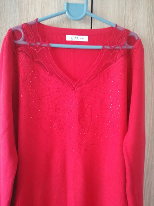 Червена еластична рокля