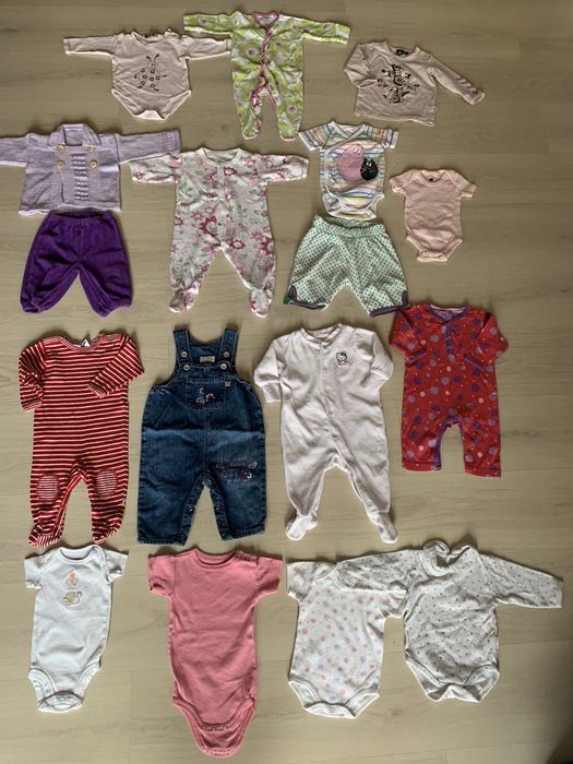 Vand lot haine(2-4 luni) superbe ptr.fete(8).