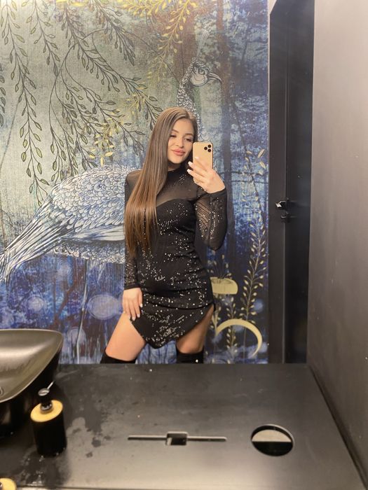 Черна рокля в камъни