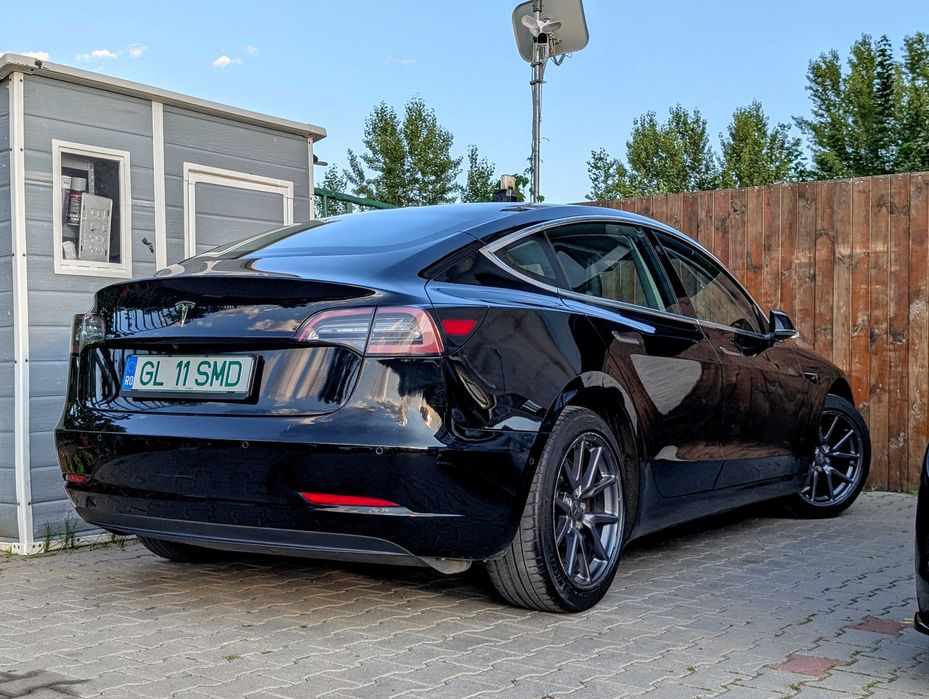 Tesla Model 3 SR+