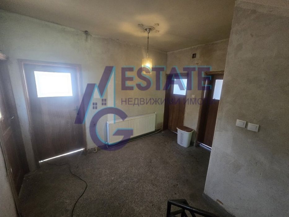 Масивна двуетажна къща гр Нови Искър