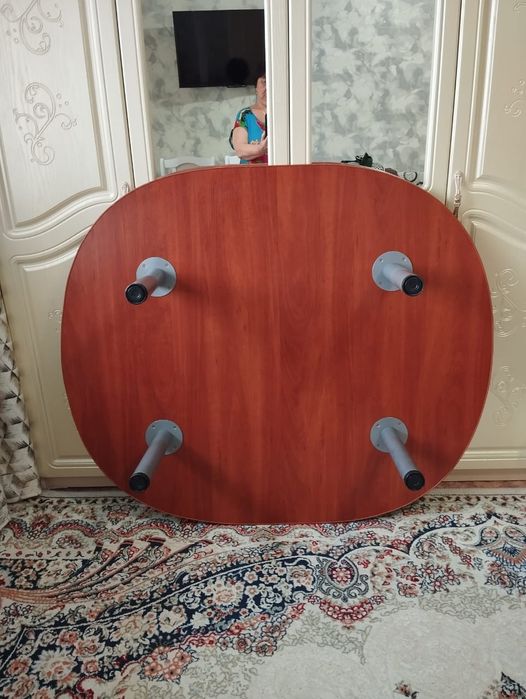 Продам стол в отличном состояний