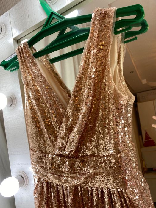 Золотистое вечернее платье