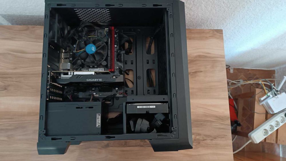 Геймърски компютър + монитор philips