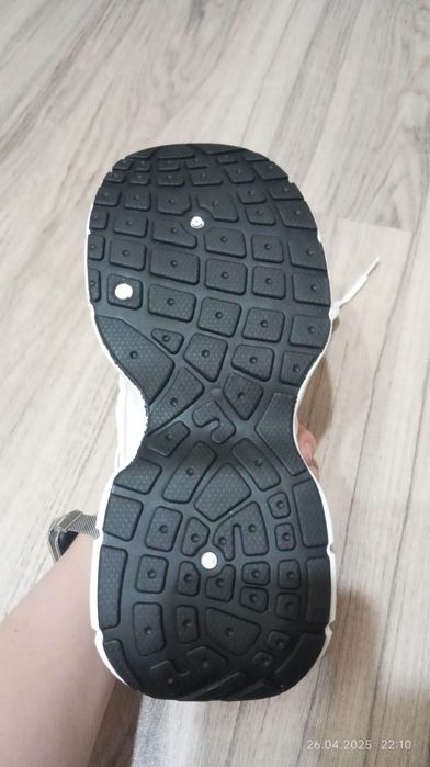 Спортивные кроссовки