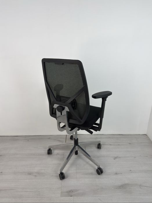 Офис столът Mesh 4 е най-новият модел С многобройни функции обзавеждан