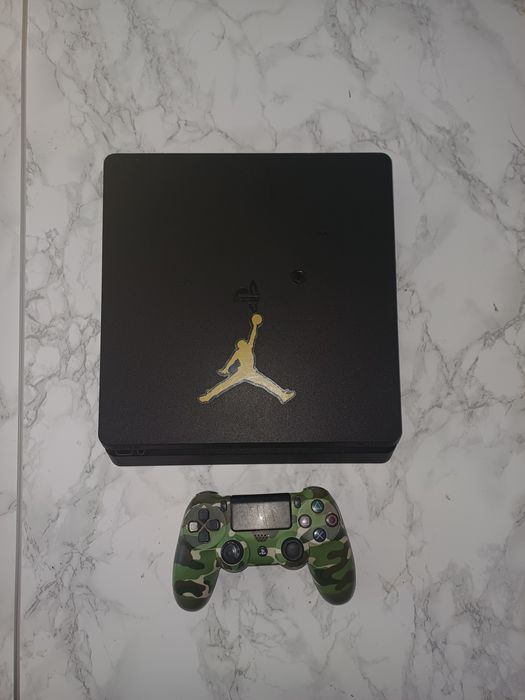 Vand PS4 Slim 500GB cu 1 maneta +7 jocuri pe disc