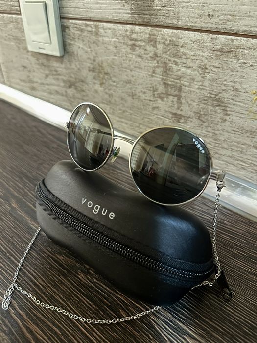Оригинални слънчеви очила Vogue с аксесоари