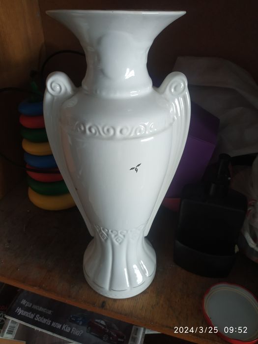 Фарфоровая амфора.