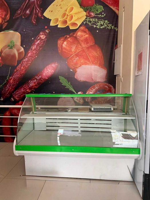 Vitrina pishiriq va boshqa xolodilniklar sotilati holati 100% ideal