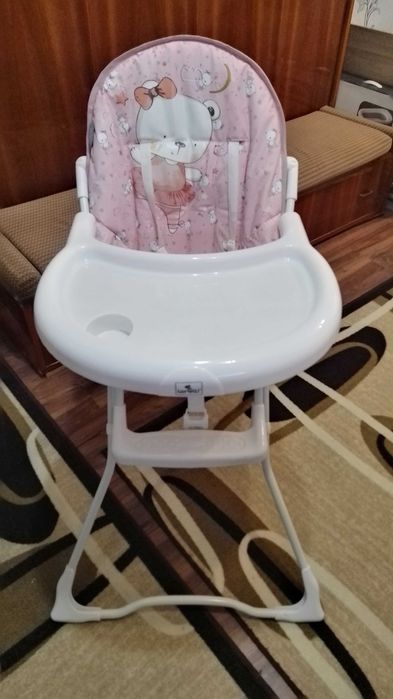 Продавам бебешко корито за къпане комплект и столче за хранене.