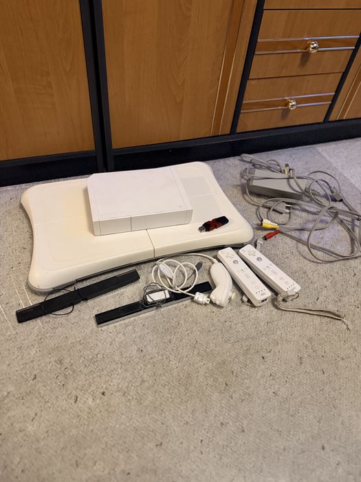 Vând consolă Nintendo Wii modată – pachet complet, perfect funcțional