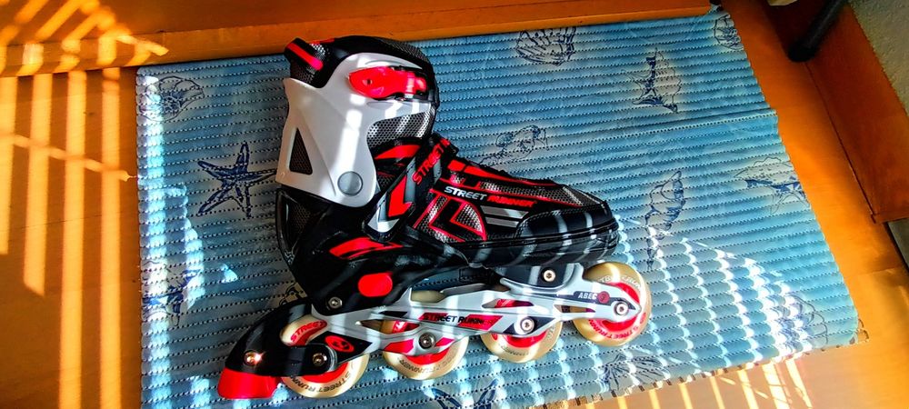 Ролери в:червен,черен и бял цвят.Номера от 39 до 42