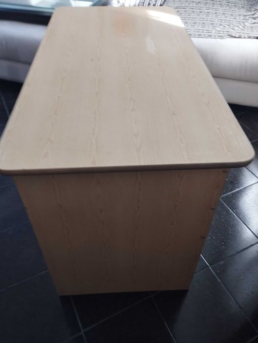 Продавам много запазено бюро