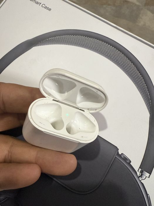 Продам оригинал кейс airpods 2