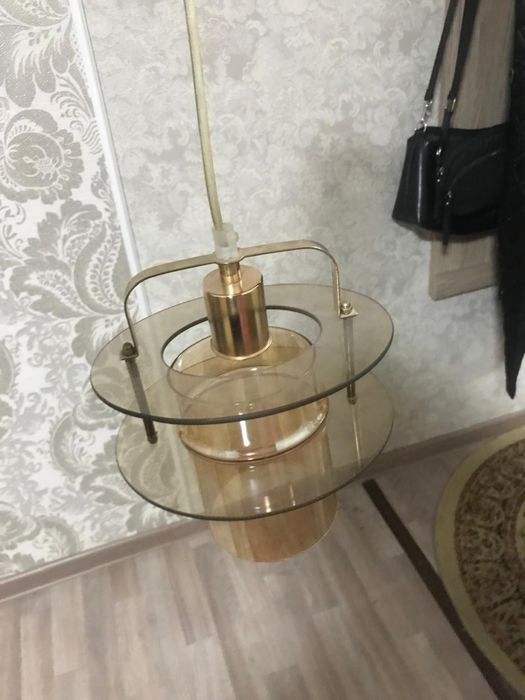 Продам люстру в прихожку