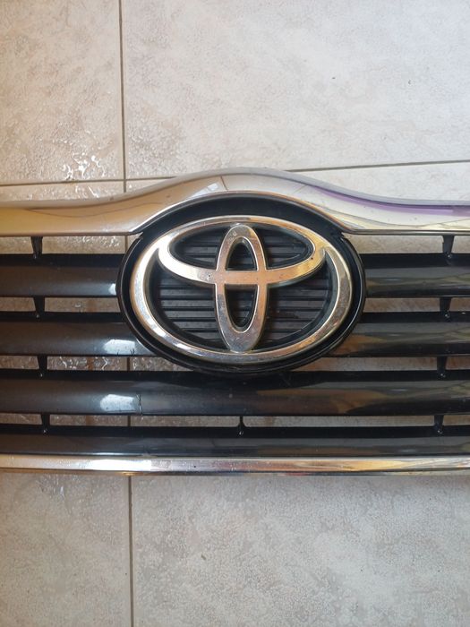 Toyota Avensis T25 предна решетка