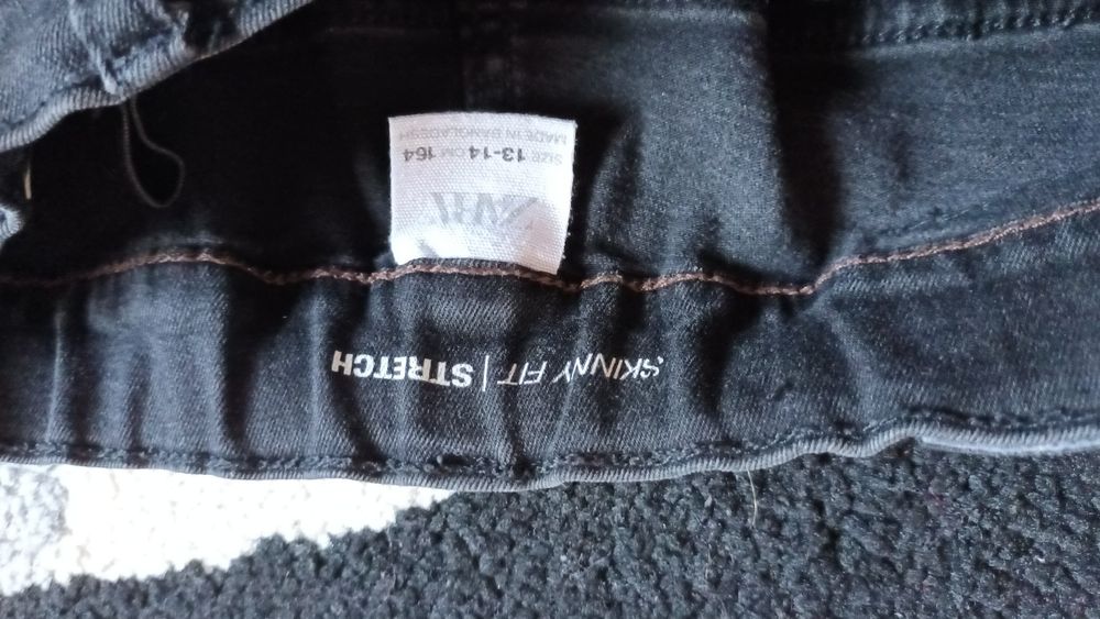 Vand pantaloni de blugi