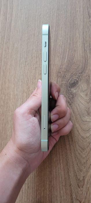 Продавам Iphone 12; 128GB. Състояние на батерията 81%.