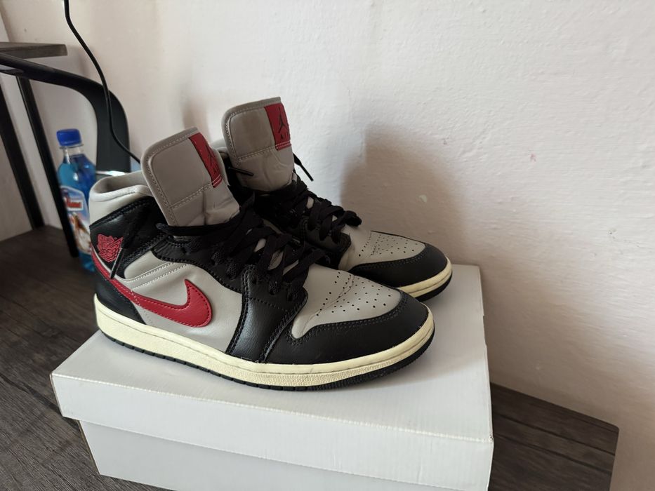 Nike Air Jordan 1 Mid Roșu/Gri – Mărimea 41 – Originali, Unisex