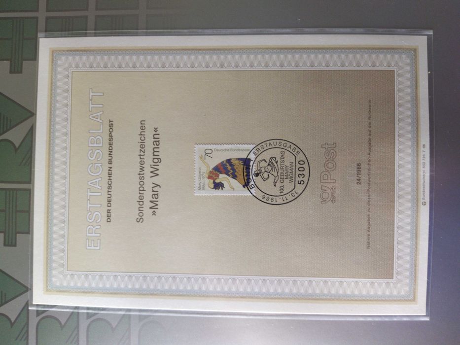 Колекция марки на тема Жени в изкуството и политиката